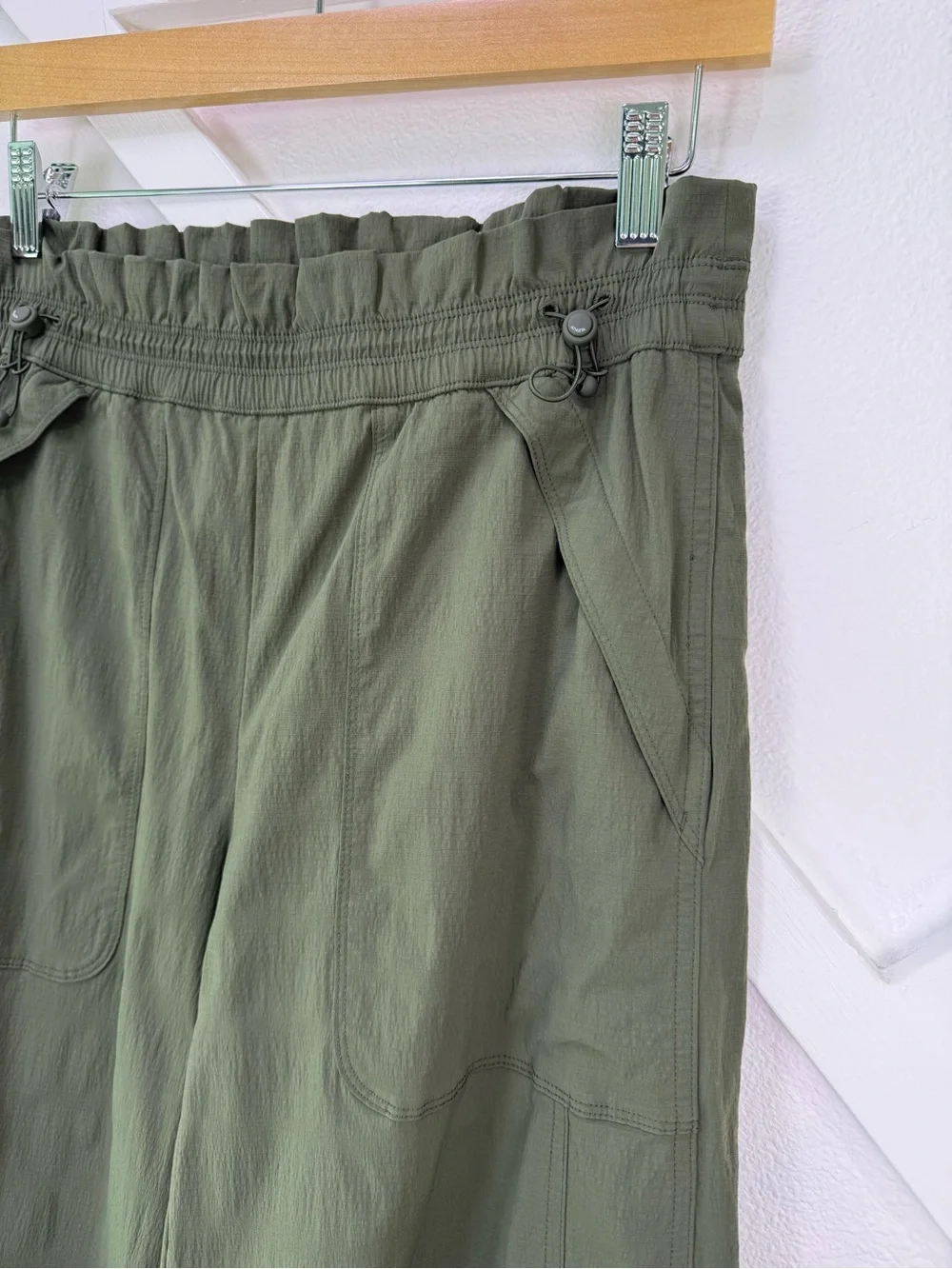 Athleta Trekkie High Rise Parachute Pant Olive Green Size 6